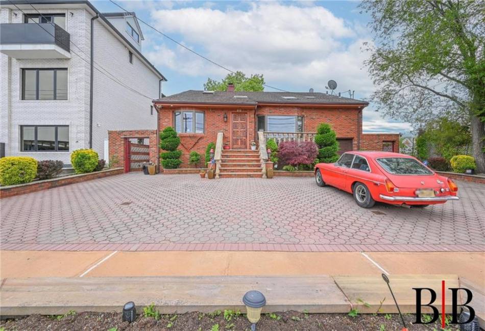 80 Whitman Drive, Brooklyn, New York 11234, 3 Bedrooms Bedrooms, ,3 BathroomsBathrooms,Residential,For Sale,Whitman,492634