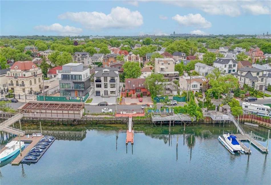 80 Whitman Drive, Brooklyn, New York 11234, 3 Bedrooms Bedrooms, ,3 BathroomsBathrooms,Residential,For Sale,Whitman,492634