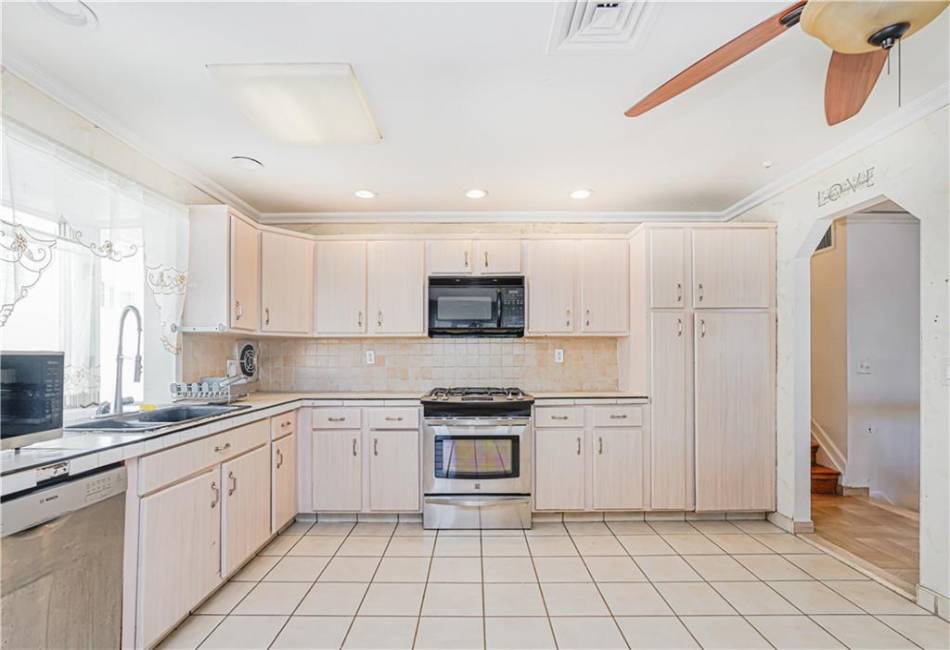 228 Nome Avenue, Staten Island, New York 10314, 5 Bedrooms Bedrooms, ,5 BathroomsBathrooms,Residential,For Sale,Nome,490820