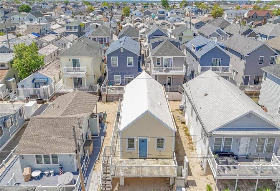 8 Hudson Walk, Breezy Point, New York 11697, 3 Bedrooms Bedrooms, ,1 BathroomBathrooms,Residential,For Sale,Hudson,492630
