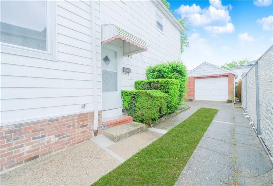 10524 Flatlands 6th Street, Brooklyn, New York 11236, 4 Bedrooms Bedrooms, ,4 BathroomsBathrooms,Residential,For Sale,Flatlands 6th,492741