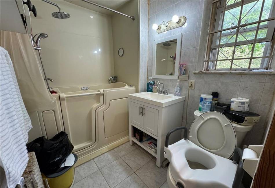 242 Vanderbilt Avenue, Staten Island, New York 10304, 2 Bedrooms Bedrooms, ,2 BathroomsBathrooms,Residential,For Sale,Vanderbilt,492766