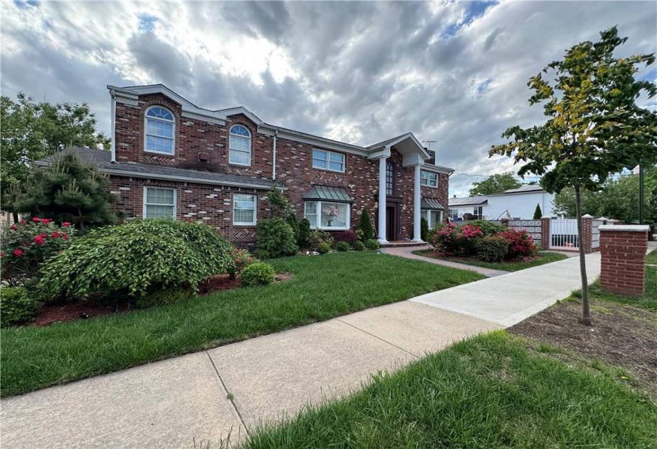 728 Huguenot Avenue, Staten Island, New York 10312, 4 Bedrooms Bedrooms, ,5 BathroomsBathrooms,Residential,For Sale,Huguenot,492806