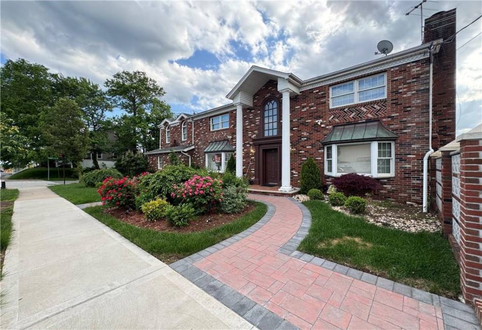 728 Huguenot Avenue, Staten Island, New York 10312, 4 Bedrooms Bedrooms, ,5 BathroomsBathrooms,Residential,For Sale,Huguenot,492806