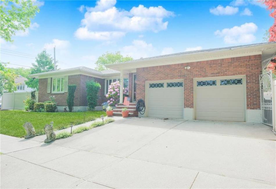 395 Clawson Street, Staten Island, New York 10306, 3 Bedrooms Bedrooms, ,2 BathroomsBathrooms,Residential,For Sale,Clawson,492821