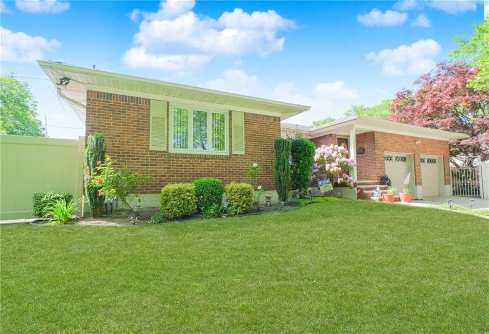 395 Clawson Street, Staten Island, New York 10306, 3 Bedrooms Bedrooms, ,2 BathroomsBathrooms,Residential,For Sale,Clawson,492821