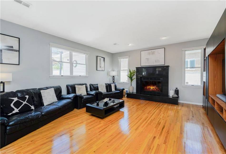 723 Ionia Avenue, Staten Island, New York 10312, 4 Bedrooms Bedrooms, ,3 BathroomsBathrooms,Residential,For Sale,Ionia,492783