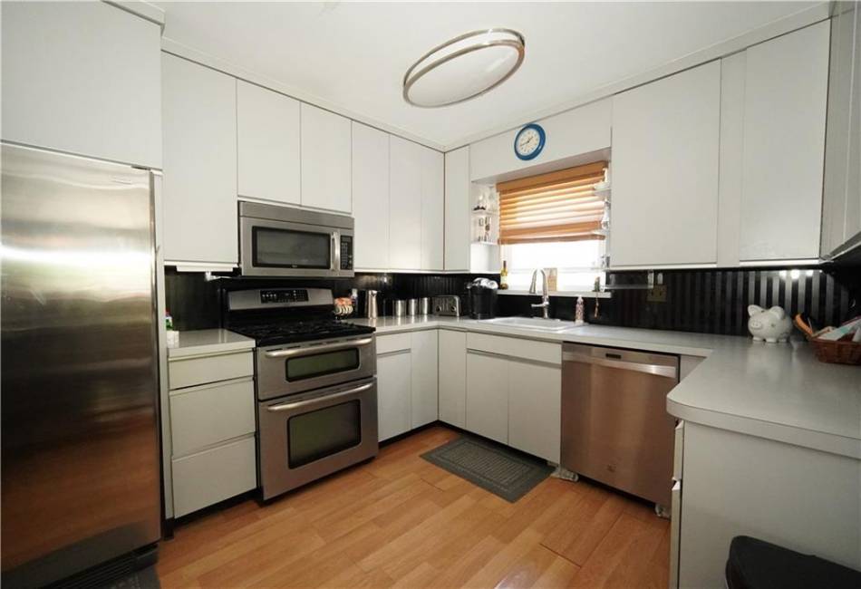 48 Draper Place, New Springville, New York 10314, 6 Bedrooms Bedrooms, ,4 BathroomsBathrooms,Residential,For Sale,Draper,492873