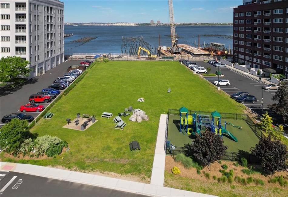 90 Bay Street Landing, Staten Island, New York 10301, 3 Bedrooms Bedrooms, ,3 BathroomsBathrooms,Residential,For Sale,Bay Street Landing,492909