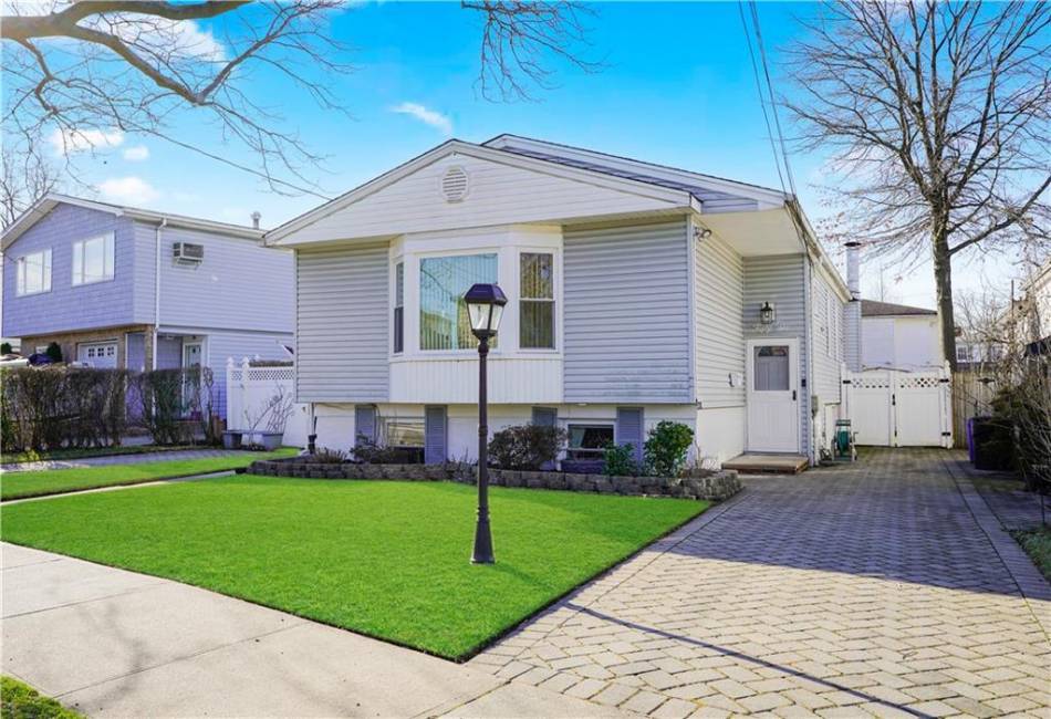 56 Wolverine Street, Staten Island, New York 10306, 4 Bedrooms Bedrooms, ,3 BathroomsBathrooms,Residential,For Sale,Wolverine,492942