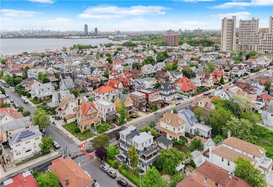 3915 Highland Avenue, Brooklyn, New York 11224, 6 Bedrooms Bedrooms, ,4 BathroomsBathrooms,Residential,For Sale,Highland,492905