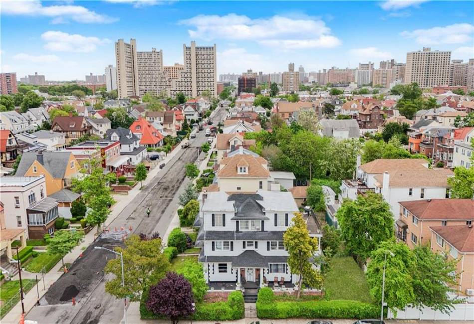 3915 Highland Avenue, Brooklyn, New York 11224, 6 Bedrooms Bedrooms, ,4 BathroomsBathrooms,Residential,For Sale,Highland,492905