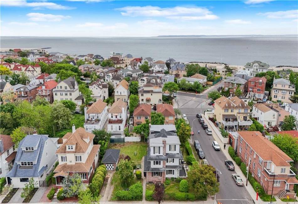 3915 Highland Avenue, Brooklyn, New York 11224, 6 Bedrooms Bedrooms, ,4 BathroomsBathrooms,Residential,For Sale,Highland,492905